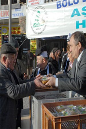 Başkan kendi elleriyle Aşure dağıttı