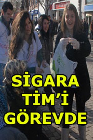 Sokakta sigara içenlere paketlerini parçalattılar