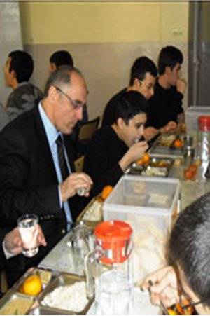 Yemeğini öğrencilerle yedi