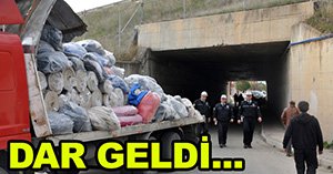 Alt geçite takıldı...