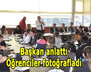 Başkanı fotoğraflamak için birbirleriyle yarıştılar