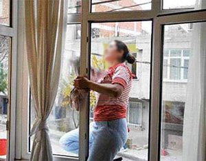Bayılan kadın camdan düştü..