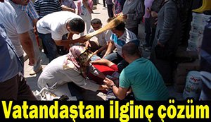 Bayılan vatandaşı güneşten süpürgeyle korudular....