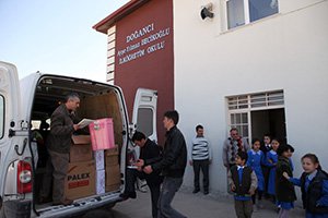 Bolu Belediyesi okullara yardım yağdırıyor...