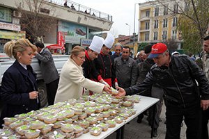 Bolu Belediyesi vatandaşlara 10 bin aşure dağıttı...