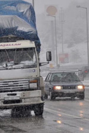 Bolu Dağında yağan kar ulaşımı etkiliyor