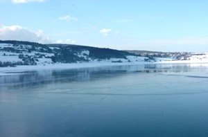 Bolu'da Baraj Göleti Dondu, Şelale Buz Tuttu