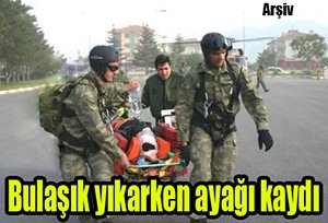 Bulaşık yıkarken ayağı kayan asker yere düşüp yaralandı...