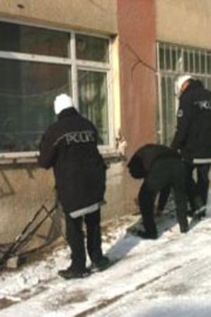 Buzlu yolda kayan minübüs eve camdan giriyordu