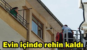 Evin içinde rehin kaldı...