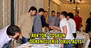 İftarını öğrencilerle yaptı