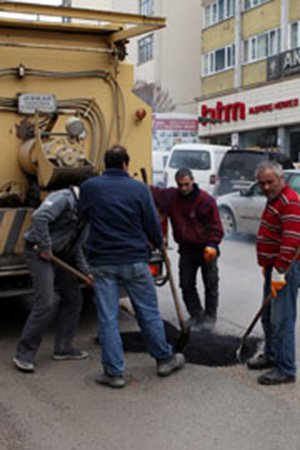 Karın erimesiyle yollarda yama çalışmalarına başlandı