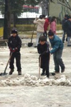 Karla Kaplanan Bahçeyi Öğrenciler Temizledi