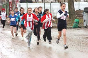 Karla karışık, buz gibi havada kros yarışmaları