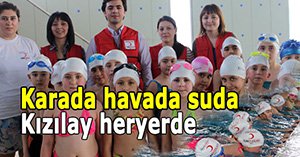 Kızılay gençlik kolları öğrencilere yüzme öğretiyor