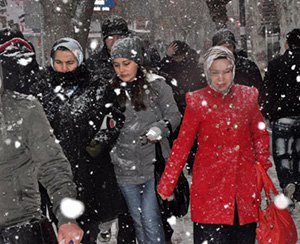 Lapa lapa yağan kar şehir merkezini esir aldı