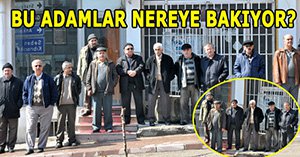 Meraklı bu adamlar nereye bakıyor...