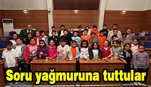 Minik öğrenciler Alaaddin Yılmaz'ı soru yağmuruna tuttular...