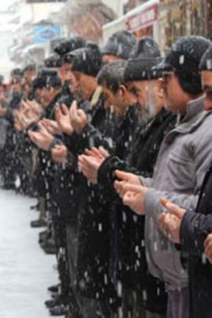 Mudurnu'da esnaf duası kar altında yapıldı