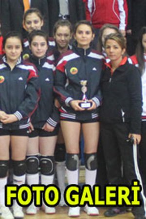 Okullar Voleybol ve Badminton'da kupalarını aldılar