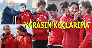 Oyuncularına elleriyle yedirdi