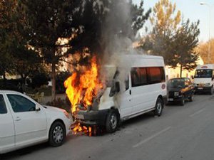 Park Halindeki Minibüs Alev Alev Yandı