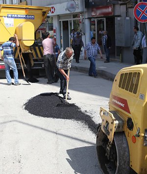 Sıcaklar geldi, asfaltlama çalışmaları hız kazandı