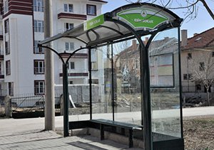 Sokak isimleri vatandaş için duraklara asılıyor