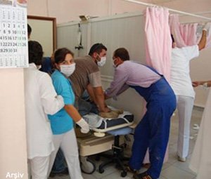 Topladığı mantarları yiyen bir kadın........