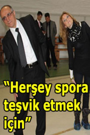 Vali Özçimen takım elbiseli karavatlı spor yaptı