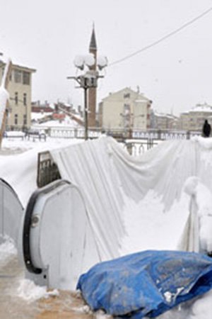 Yürüyen merdivenleri koruyan branda dayanamadı