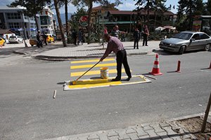 Asfaltlanan yollara yaya geçidi ve yol çizgileri çekiliyor