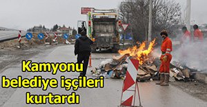 Belediye işçileri kamyonu yanmaktan kurtardı!