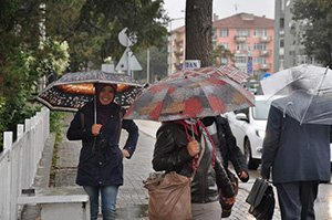 BOLULULAR EVLERİNDEN ŞEMSİYELERİYLE ÇIKTI