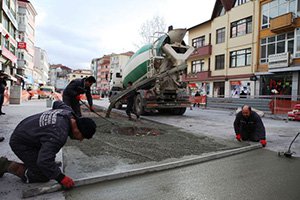 Caddedeki çalışmalar hava şartlarına göre devam ediyor