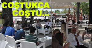 Gençlerle türkü söyledi