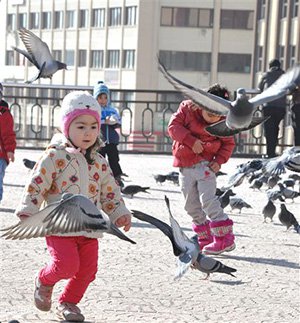Güneşi gören sokağa çıktı