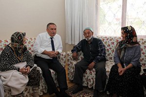 HASTA YATAĞINDAN KALKTI HASTALARA KOŞTU