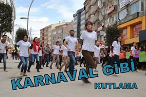 Sokakta dans ettiler