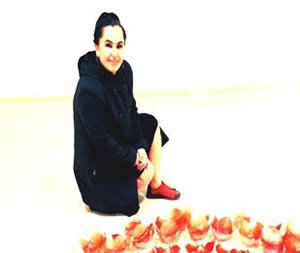 Tül, kağıt ve kumaştan yaptığı heykelleri sergiledi