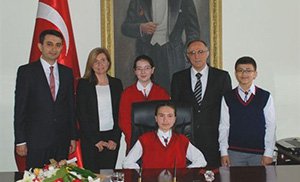 Vali koltuğuna oturdu, tablet bilgisayarları sordu