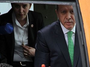 BAŞBAKANI EVİNE DAVET ETTİREN PANKART!