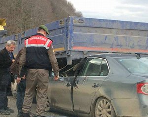 DURAN TIR'IN ALTINA GİRDİ; 4 YARALI