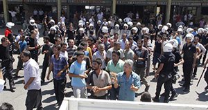 DÜŞÜK ÜCRET İÇİN SURİYELİ HAMALLARA SALDIRDILAR