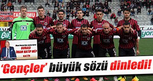 GENÇLER SAKALLARI KESTİ...