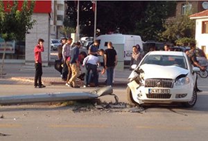 HIZ YAPAN SÜRÜCÜ DİREĞE ÇARPTI!