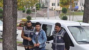 ÖFKELİ GENÇ ARAÇLARA SALDIRDI!