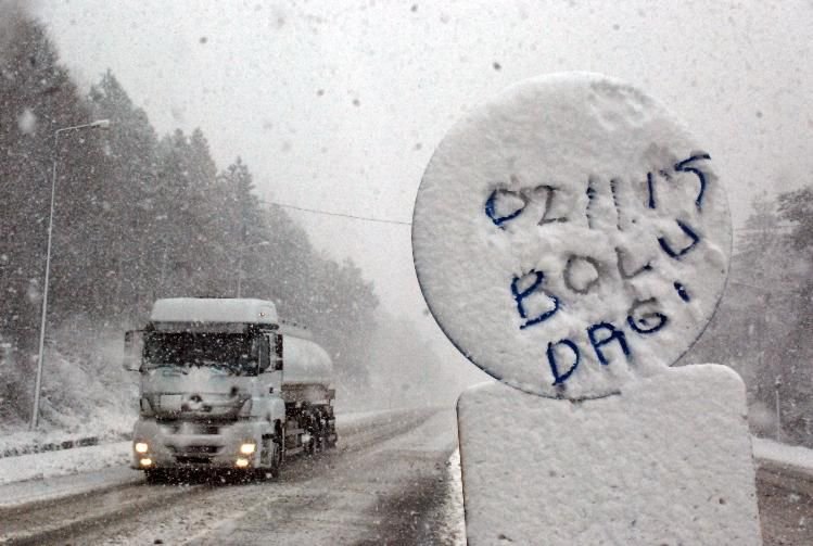 BOLU DAĞI'NDA YOĞUN KAR YAĞIŞI!