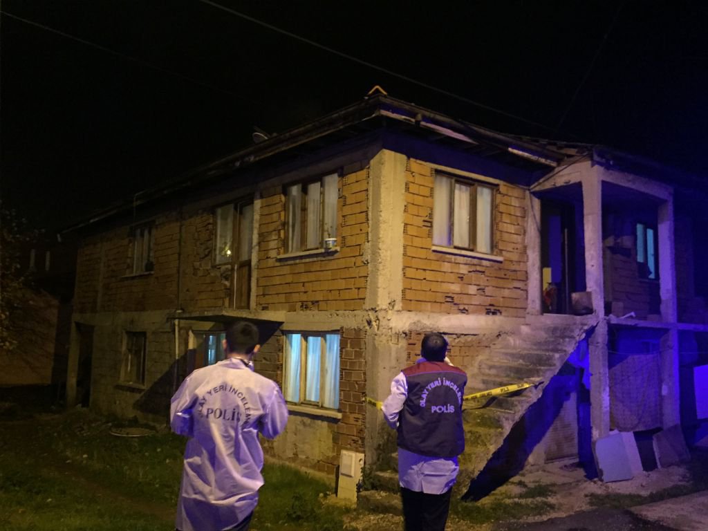 EVİNDE ÖLÜ BULUNDU
