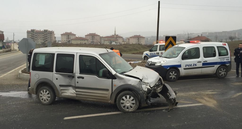 KAVŞAKTA KAFA KAFAYA ÇARPIŞTILAR
